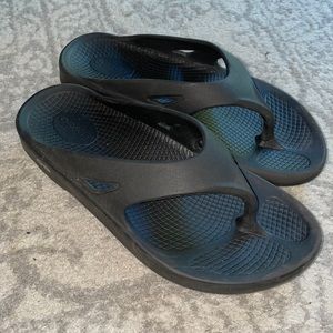 Oofos recovery flip-flop